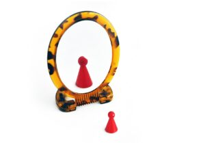 Read more about the article Narcisismul între sănătate și patologie. Ce este și cum se formează, trăsături și răni narcisice, tipuri de narcisism