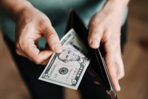 Read more about the article Abuzul financiar. Ce este, semne, tipuri de abuz financiar