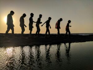 Read more about the article Rolurile copiilor într-o familie în care cel puțin un părinte are trăsături puternic narcisice. Țapul ispășitor, copilul invizibil, copilul de aur